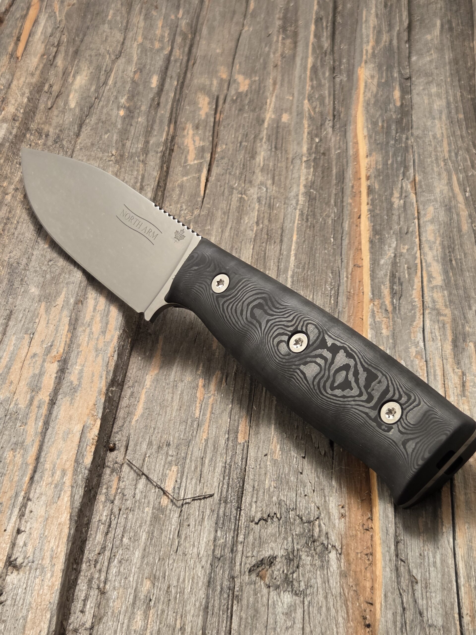 hunting knife with Fatcarbon black dunes handle scales