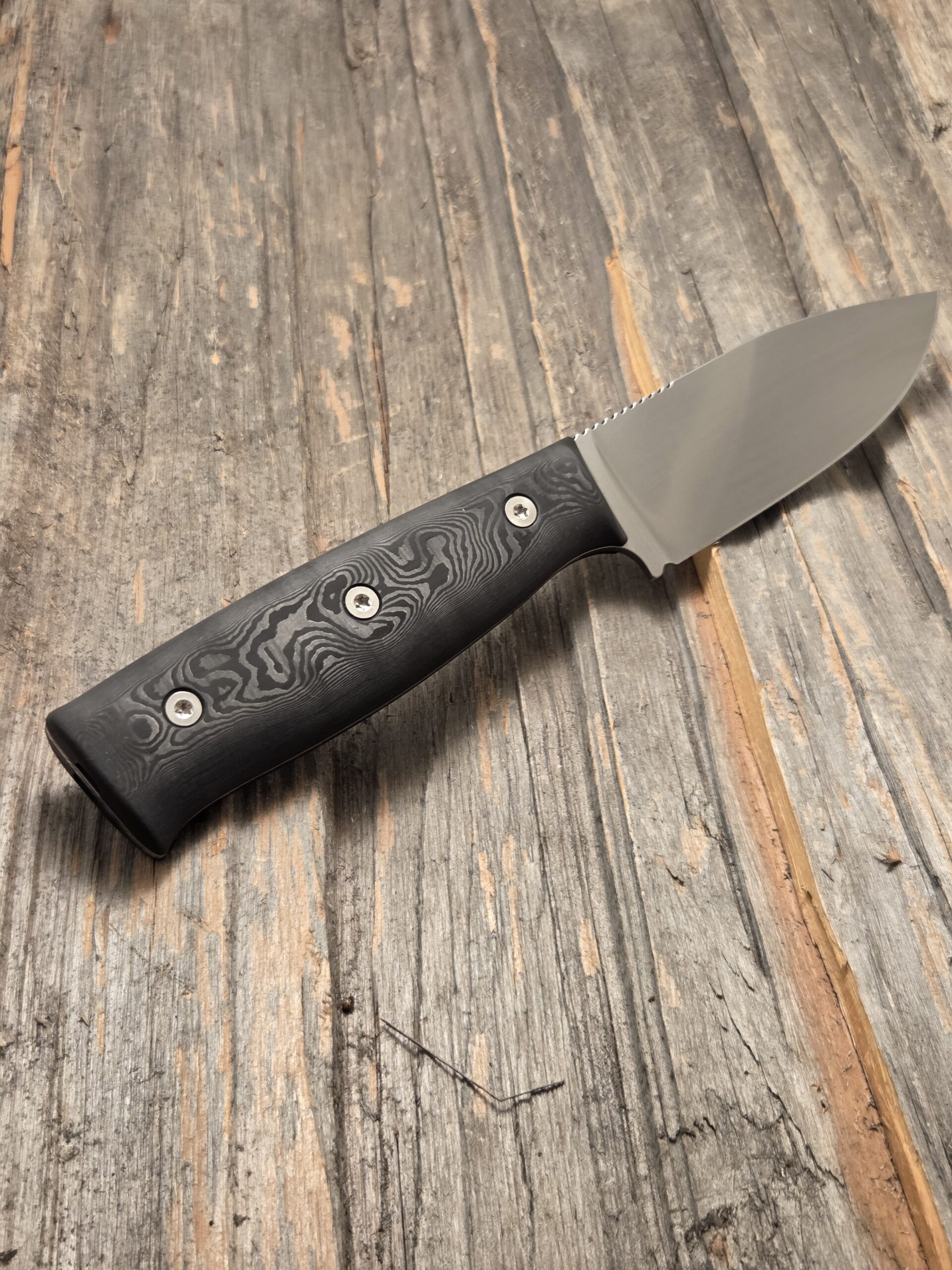 Magnacut knife with fatcarbon handles