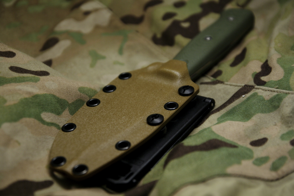 Camo_hunting_knife_and_sheath